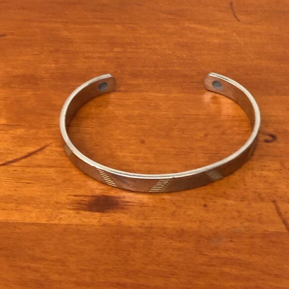 Retro Elegance Design Gold Etching Designs Effortlessly Chic Sleek Cuff Bracelet - Picture 5 of 6